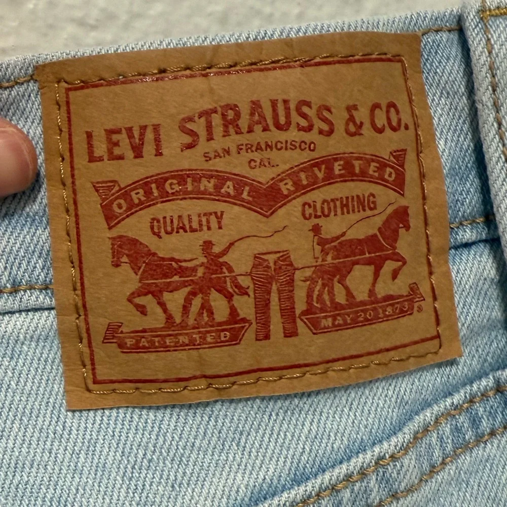 Levi's Light Wash Distressed Ribcage Ankle Jeans Size 28 - Picture 7 of 8